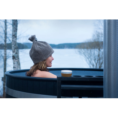 Béžová čepice do sauny Rento z bavlny a lnu modelka ve vaně